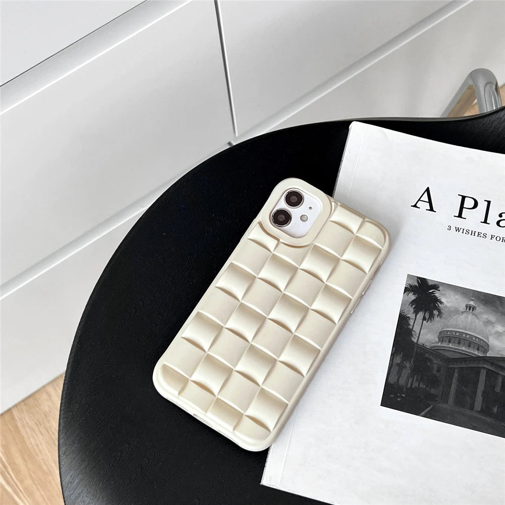Modische iPhone Hülle aus Silikon im 3D Würfel Muster in Cremeweiß von Myncase