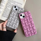 Modische iPhone Hülle aus Silikon im 3D Würfel Muster in Grau und Pink von Myncase