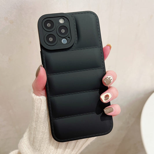 Modische iPhone Hülle im Pufferjacken Design in Schwarz von Myncase 