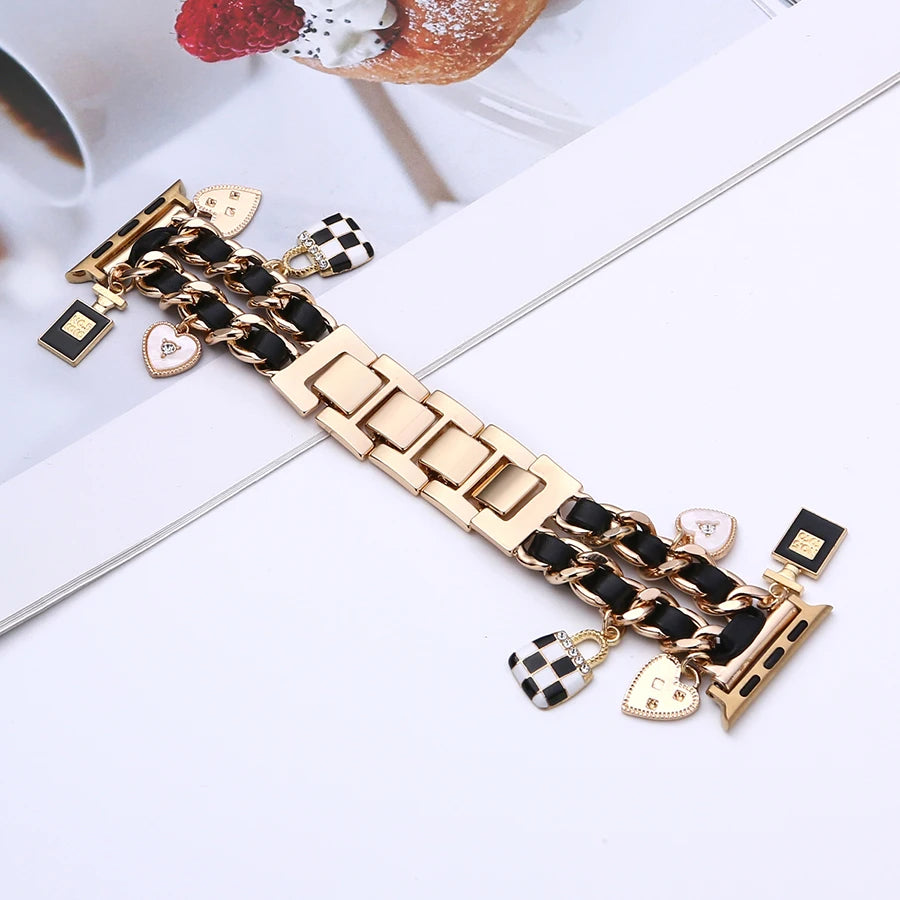Modisches Apple Watch Lederarmband mit dekorativen Anhängern in Gold und Schwarz von Myncase