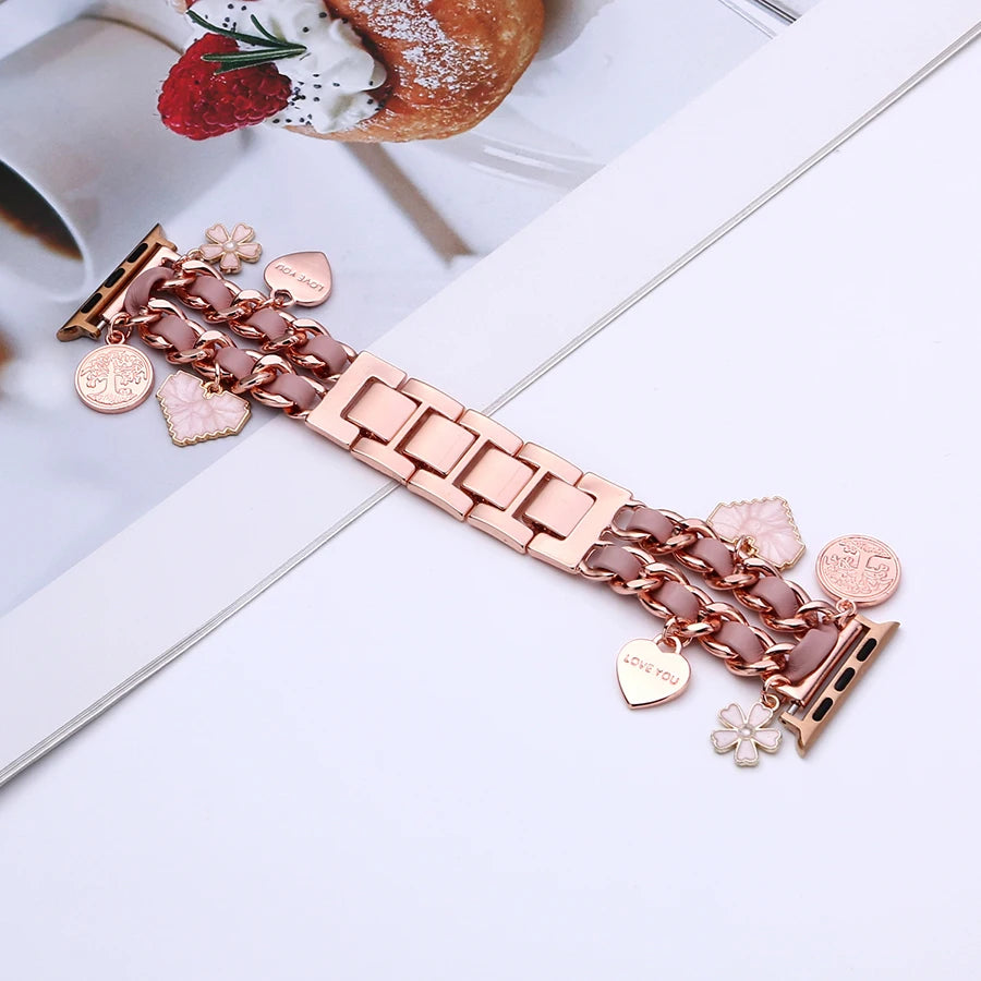 Modisches Apple Watch Lederarmband mit dekorativen Anhängern in Rose Gold und Pink von Myncase